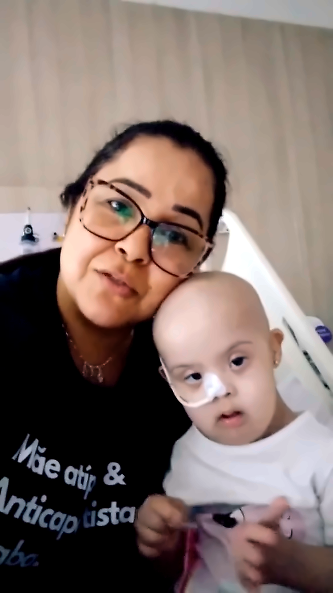 Liz ao lado da mãe durante recuperação